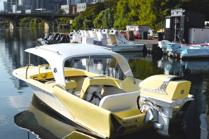 a boat that is sitting in the middle of a city
